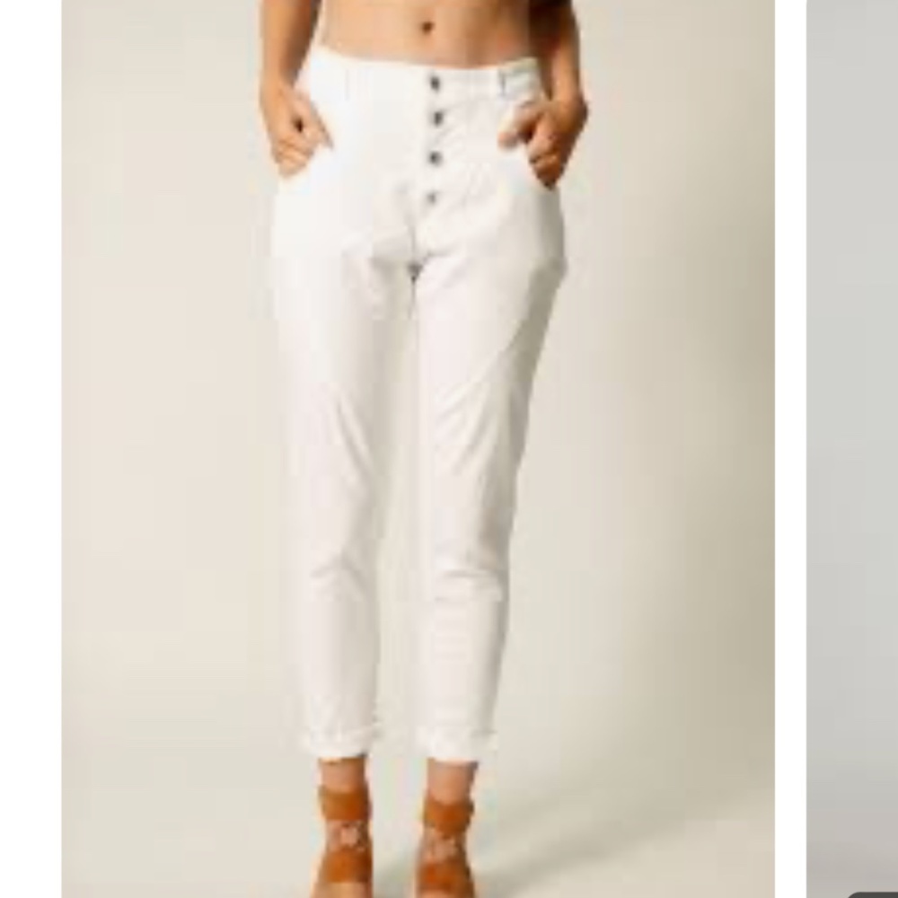 Femme fatale Signature 4 button white pant size small